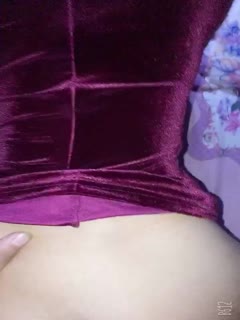 Ang matandang babae, ang damit na red na damit ay nakapaligid sa mapapanganga na likod, nagpapakita ng pagmamalaki sa pa
